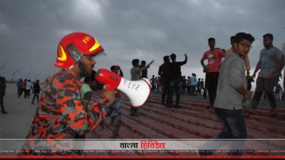 মাইকিং করে আশ্রয়কেন্দ্রে নেওয়া হচ্ছে মানুষকে