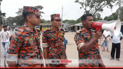 মোংলায় মানুষকে আশ্রয়কেন্দ্রে নেওয়ার জন্য মাইকিং
