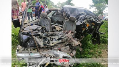 বাসের ধাক্কায় দুমড়ে-মুচড়ে যাওয়া মাইক্রোবাস