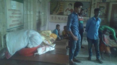আশ্রয়কেন্দ্রে আসছে লোকজন