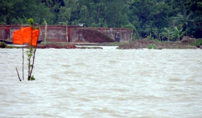 বিপদ সীশার ওপরে পানি