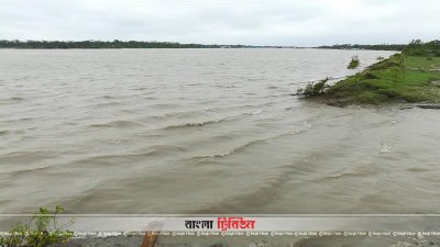 বাঁধের ওপর দিয়ে প্রবেশ করছে জোয়ারের পানি