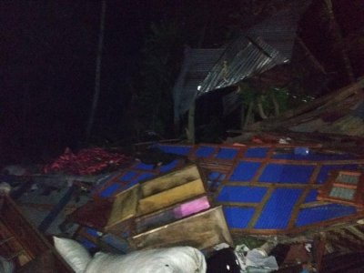 ফণীর তাণ্ডবে অনেক ঘরবাড়ি ভেঙে পড়ে