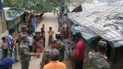 এক রোহিঙ্গাকে চিকিৎসা দিতে মেডিক্যাল ক্যাম্পে নিয়ে যাচ্ছেন সেনাবাহিনীর সদস্যরা। (ছবি: আইএসপিআর)