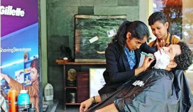 জ্যোতি ও নেহার কাছে দাড়ি কামাচ্ছেন টেন্ডুলকার