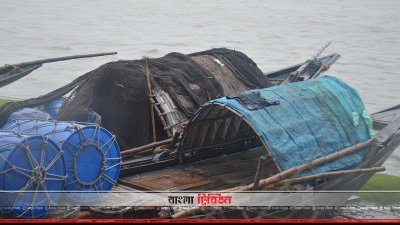 নিরাপদ আশ্রয়ে মাছ ধরার নৌকা