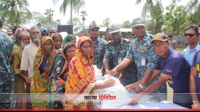 সাতক্ষীরায় নৌবাহিনীর পক্ষ থেকে দুর্গতদের মাঝে ত্রাণ বিতরণ করা হচ্ছে