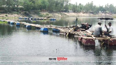 ড্রেজার বসিয়ে চলছে বালু উত্তোলন
