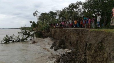 ঝড়ের প্রভাবে উত্তাল নদী