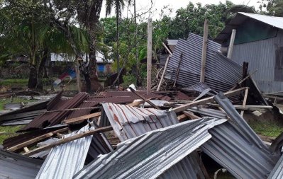ঝড়ের আঘাতে ভেঙে পড়েছে ঘরবাড়ি