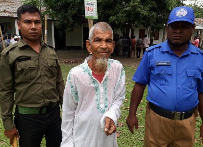 ভোট দিতে আসা ৮০ বছরের সিরাজুল ইসলাম