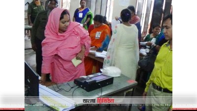 ভোট দেওয়া ভোট প্রিন্ট দেওয়া হচ্ছে
