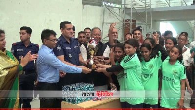 ট্রফি হাতে বিজয়ীরা।