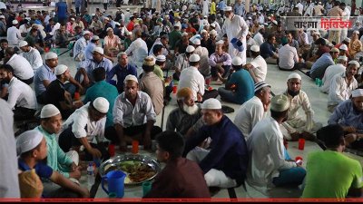 সব শ্রেণি-পেশার মানুষ এখানে আসেন ইফতার করতে