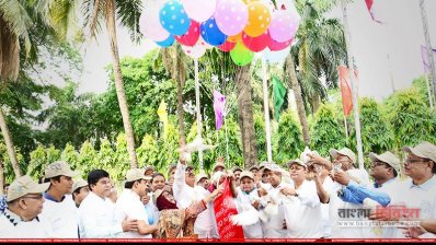 বেলুন উড়িয়ে প্রতিষ্ঠাবার্ষিকী উদযাপন করছেন ইঞ্জিনিয়ার্স ইনস্টিটিউশন, বাংলাদেশ এর কর্মকর্তারাসহ প্রকৌশলীরা।  