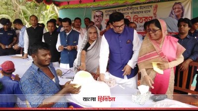 নোয়াখালীতে ত্রাণ বিতরণ করেন কেন্দ্রীয় আওয়ামী লীগের নেতারা