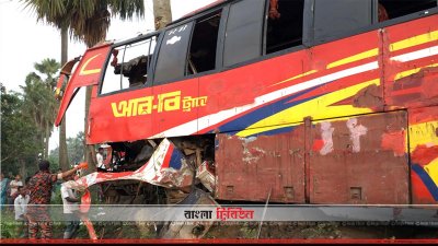 দুর্ঘটনায় আক্রান্ত বাস