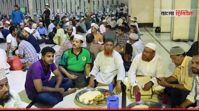প্রতিদিন একসঙ্গে বহু মানুষ এখানে ইফতার করেন  