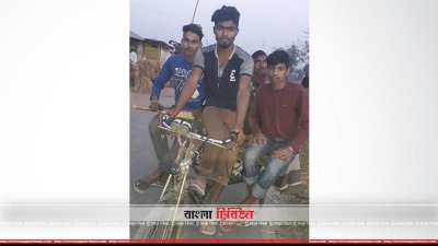 ভ্যান চালাচ্ছে আলিফ