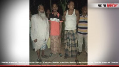 পায়ে শিকল বেঁধে আটকে নির্যাতন করা হয় ইসমাইল হোসেন খানকে (সাদা পাঞ্জাবি পরা)