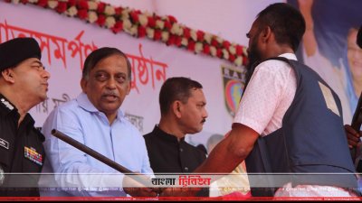 স্বরাষ্ট্রমন্ত্রীর কাছে জলসদ্যুদের আত্মসমর্পণ