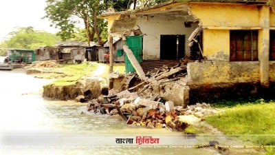 রাজাপুরের বাদুরতলা স্কুলটি ভাঙনের করলে পরে বিষখালী নদীতে 