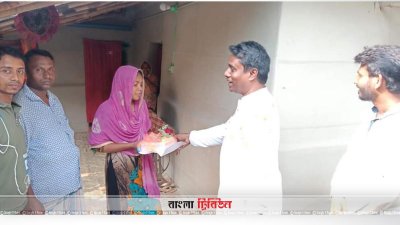একজন শিক্ষার্থীর হাতে ফুল তুলে দিচ্ছেন পৌরসভার মেয়র জামিল হোসেন চলন্ত