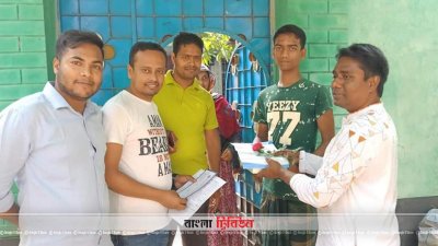 এসএসসি পরীক্ষায় জিপিএ পাঁচ প্রাপ্তদের হাতে ফুল তুলে দিচ্ছেন পৌর মেয়র জামিল হোসেন চলন্ত