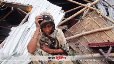 ঘরবাড়ি হারিয়ে মাথাই হাত দিয়ে বসে এক নারী