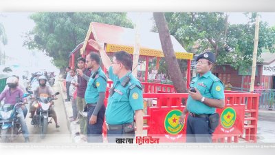 ফার্মগেটে দায়িত্ব পালন করছেন ট্রাফিক পুলিশের ঊর্ধ্বতন কর্মকর্তারা