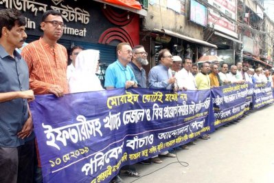 চকবাজার জামে মসজিদের সামনে মানববন্ধন