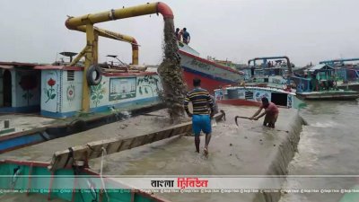 ড্রেজার দিয়ে বালু তোলা হচ্ছে