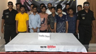 উদ্ধার ১৩ সদস্য (মাঝে)