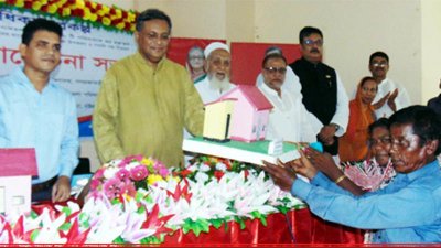 চট্টগ্রামের রাঙ্গুনিয়ায় ‘জমি আছে ঘর নেই’ প্রকল্পের আওতায় দরিদ্রদের ঘর তুলে দিচ্ছেন তথ্যমন্ত্রী হাছান মাহমুদ