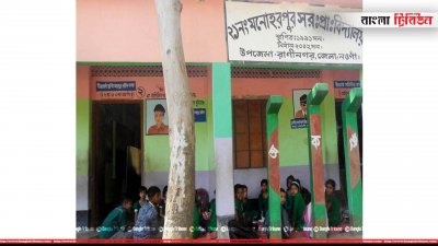 বারান্দায় মাদুর বিছিয়ে চলছে পাঠদান