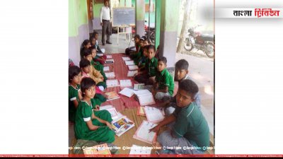 বারান্দায় মাদুর বিছিয়ে চলছে পাঠদান