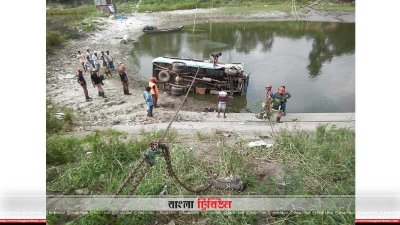 মাইক্রবাস উল্টে খাদে, হাতিলের এক কর্মকর্তা নিহত
