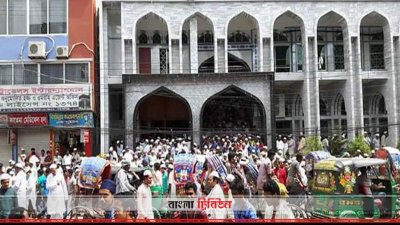 জহিরিয়া মসজিদের ইফতারে আসা মুসল্লিরা (ছবি&ndash; প্রতিনিধি)