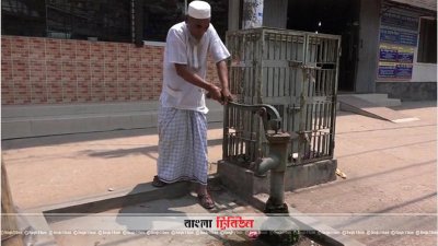 নলকূপ থেকে পানি তোলার চেষ্টা এক ব্যক্তির