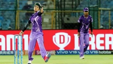 বল করছেন জাহানারা