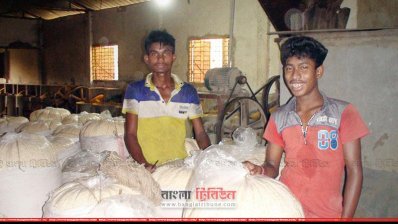 কারখানার ভেতরের দৃশ্য