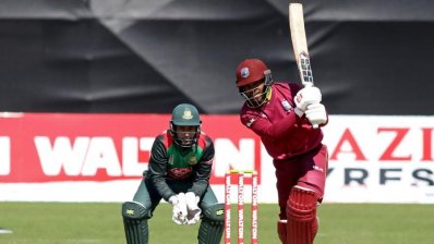 শাই হোপ একপ্রান্ত ধরে রেখে খেলছেন