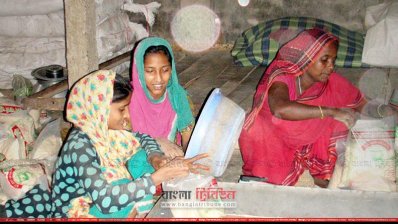 প্যাকিংয়ে ব্যস্ত নারী শ্রমিকরা