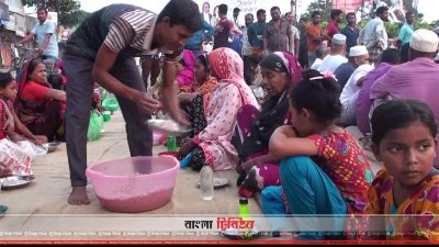 রাজপথে পাটকল শ্রমিকদের ইফতার