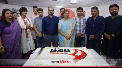 সম্পাদকের সঙ্গে পুরস্কার প্রাপ্তরা