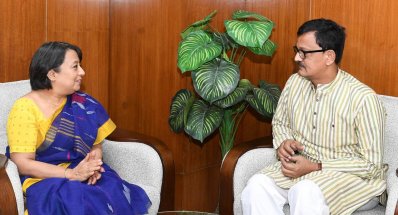 ভারতীয় হাইকমিশনার রিভা গাঙ্গুলি ও নৌপরিবহন প্রতিমন্ত্রী খালিদ মাহমুদ চৌধুরী (ছবি: পিআইডি)