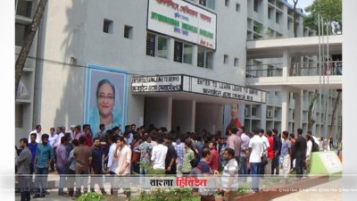 ময়মনসিংহ মেডিক্যালের ছাত্রীকে শ্লীলতাহানি, ফটকে তালা ঝুলিয়ে শিক্ষার্থীদের প্রতিবাদ