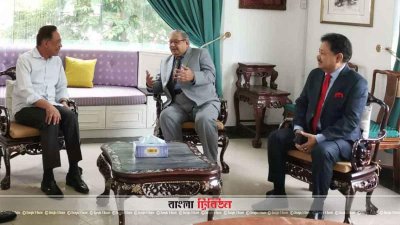 আনোয়ার ইব্রাহিম (বামে), প্রবাসী কল্যাণ ও বৈদেশিক কর্মসংস্থান প্রতিমন্ত্রী ইমরান আহমদ (মধ্যে) 