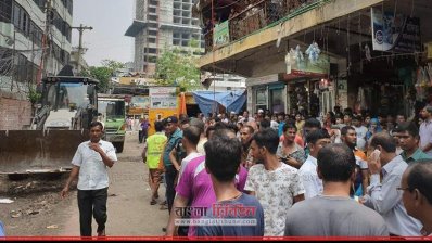 ভ্রাম্যমাণ আদালতের অভিযানের সময় উৎসুক জনতা