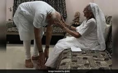 পা ছুঁয়ে মাযের আশির্বাদ নেন মোদি